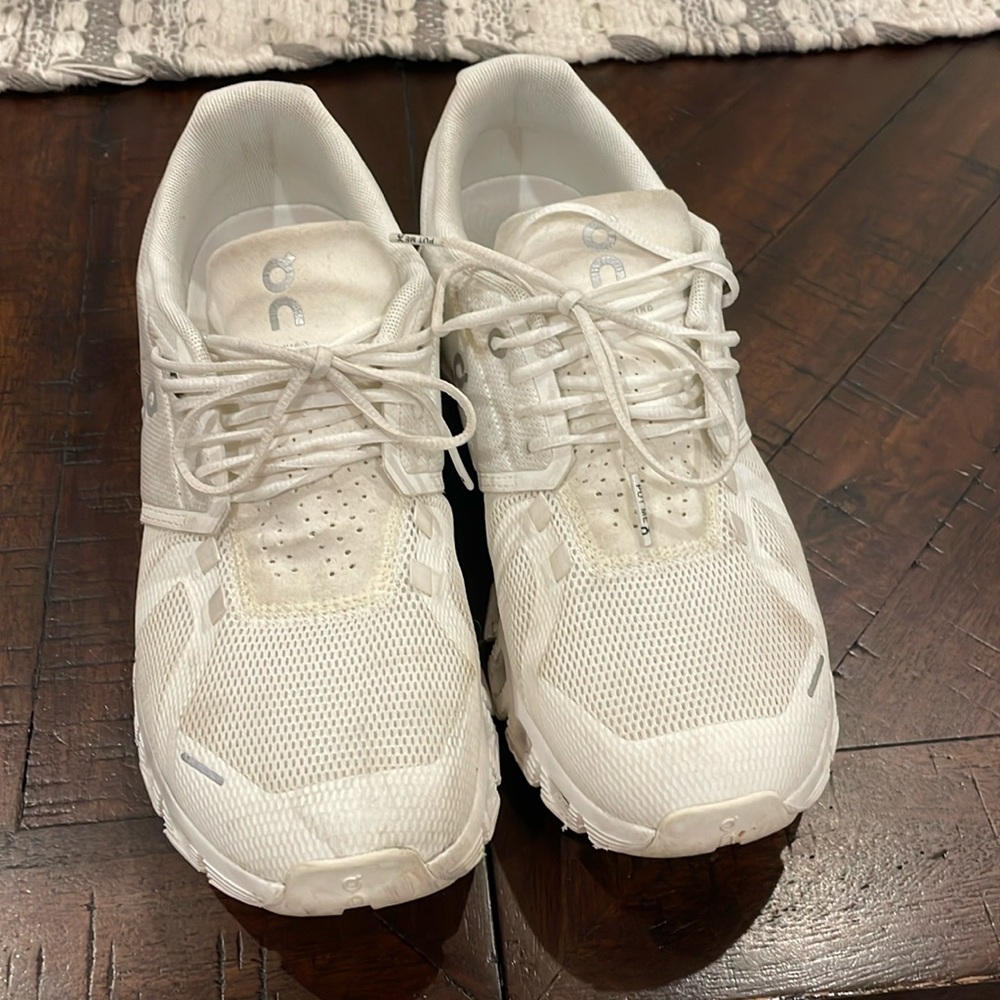 On Running - Women - size 10 - white - great condition